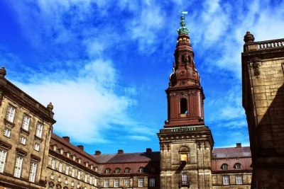 Esplora copenaghen con un tour privato di 4 ore. visita il palazzo di christiansborg, nyhavn, amalienborg e ammira la sirenetta. trasferimento dal porto incluso.