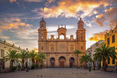 Explore las palmas old town on a private walking tour. visit vegueta, triana, santa ana cathedral, and casa de colón with a local guide.
