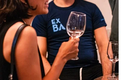 Descubre la cultura del vino en buenos aires en una bodega íntima con un sommelier local. prueba varietales argentinos, disfruta maridajes con quesos y reserva ya.