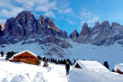 Explore as trilhas nevadas das dolomitas perto de bolzano com um guia local, depois deslize de trenó como os moradores. inclui traslado, equipamentos e transporte privado. reserve já.