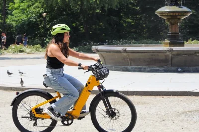 Ride a cannondale e-bike through central park & lower manhattan. includes helmet, illustrated map, bike bag & lock. book your nyc adventure now.