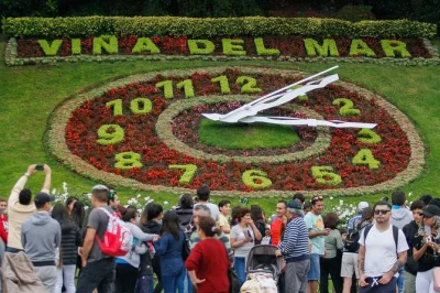 Descubra as colinas coloridas de valparaíso, as praias de viña del mar e uma degustação de vinhos no vale de casablanca com guia local. inclui traslado do hotel.