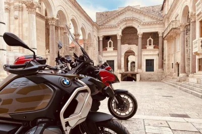 Explore a costa da dalmácia de moto saindo de split, com paradas em trogir, Šibenik e primošten, banho nas cachoeiras de krka e almoço nas colinas. imperdível no seu roteiro.