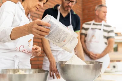 Roma, aula prática de culinária em casa de local, aprenda receitas tradicionais e aproveite massa caseira com vinho—uma experiência que faz você se sentir parte da família.