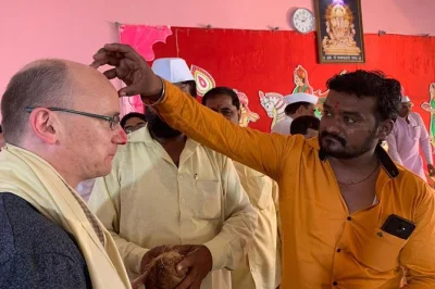 Descubra os templos, palácios e museus de pune em carro particular com guia local. inclui transfer, entradas e almoço tradicional.