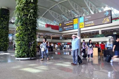 Buchen sie einen privaten transfer vom flughafen bali zu ihrem hotel in ubud. treffen sie ihren fahrer direkt bei der ankunft, umgehen sie die menschenmassen und entspannen sie in einem klimatisierten