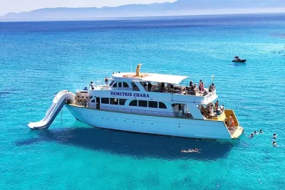 Partez de latchi vers la célèbre lagune bleue de chypre avec un sommelier local, dégustation de vins rares et déjeuner bbq à bord. réservez vite, guide et repas inclus.