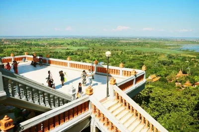 Phnom penh: flussfahrt zum oudong-berg und koh chen mit silberwerkstätten, 5.000 buddha-statuen und mittagessen. inkl. hoteltransfer und guide.