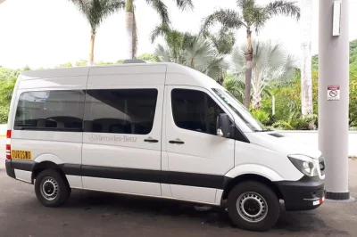 Transfer privato dal jw marriott guanacaste all’aeroporto di liberia con autista locale bilingue. viaggia in un van climatizzato con wifi, acqua in bottiglia e servizio di pick-up incluso.