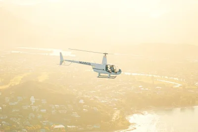 Explore honolulu, praia de waikiki e diamond head do alto em um passeio de helicóptero compartilhado em oahu. inclui headset, cordão para celular e dicas de guia local.