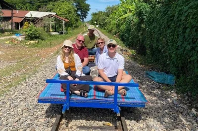 Da siem reap a battambang per un giorno tra giri in tuk tuk, il famoso bamboo train, il tempio wat banan e il tramonto alla grotta dei pipistrelli. include pick-up in hotel e guida locale.