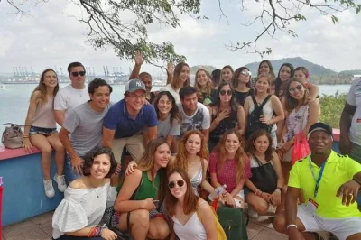 Explorez casco viejo à panama city, les écluses de miraflores du canal de panama et la route d’amador. déjeuner au marché aux fruits de mer inclus avec un guide local.