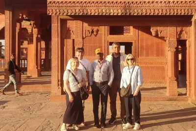 Reserve um tour privado em fatehpur sikri saindo de agra. inclui ingresso sem fila, transfers e guia especializado. conheça buland darwaza, diwan-i-khas e muito mais.