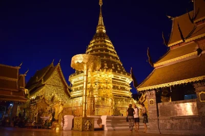 Descubre los túneles de wat umong, el templo palad y el canto de monjes al atardecer en doi suthep en chiang mai. incluye transporte y guía privado.