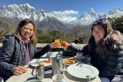 Erlebe einen atemberaubenden hubschrauberflug vom kathmandu über everest base camp, genieße frühstück im hotel everest view und bewundere die himalaya-gipfel mit lokalem guide. inkl. hoteltransfer
