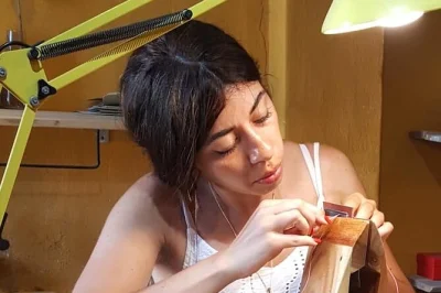 In hoi ans altstadt dein eigenes leder-souvenir gestalten. praktischer workshop mit lokaler begleitung, alle werkzeuge inklusive, dazu ein willkommensdrink.