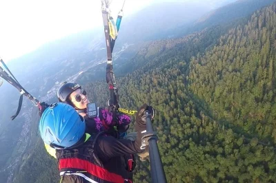 Vivez un vol en parapente tandem près de sarajevo avec un guide local, prise en charge à l’hôtel et photos pro. survolez les montagnes et vallées de bosnie, équipement inclus.