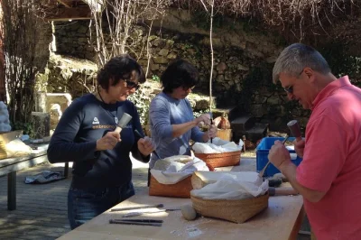 Descubre el tallado en piedra en cercedilla, cerca de madrid, con todo el material incluido y café o té. taller relajante y paseo opcional por el bosque con comida en el pueblo.