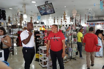 Explore os mercados vibrantes de punta cana com um guia local. transporte com ar-condicionado, busca no hotel e ajuda para encontrar souvenirs únicos.