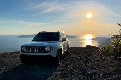 Explorez le phare d’akrotiri, les plages rouge et noire, le monastère perché et le village d’oia lors d’un tour privé avec guide local et transport climatisé inclus.