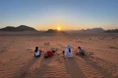 Découvrez wadi rum en jeep toute la journée avec un guide local, déjeuner bédouin traditionnel, nuit en tente panoramique et dîner inclus.