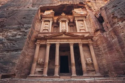 Voyagez d'amman à petra avec un chauffeur local, prise en charge à l'hôtel et wifi à bord. découvrez petra à votre rythme, admirez le trésor et profitez d'eau en bouteille pendant le trajet.
