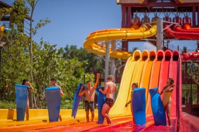 Découvrez andamanda water park à phuket avec ses 29 toboggans, ses zones thématiques et son restaurant village flottant. billet inclus, transfert en option pour un accès simple.