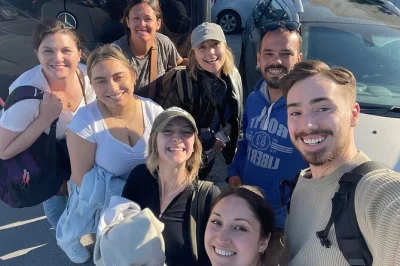 Découvrez santorin avec un guide privé et chauffeur. explorez les ruines d’akrotiri, oia, pyrgos ou une cave locale. prise en charge à l’hôtel ou au port de croisière incluse.