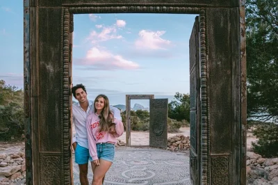 Explore as salinas de ibiza, o icônico es vedra e o monumento time & space em um tour de meio dia com guia local. inclui traslado, carro com ar-condicionado e dicas exclusivas.