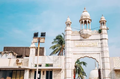 Esplora i templi storici, le moschee e i vicoli nascosti di old delhi con una guida locale. consigli esclusivi, racconti unici e accesso a luoghi poco conosciuti.