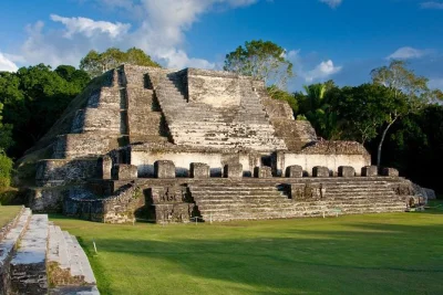 Explora las ruinas de altun ha cerca de belize city, conoce a los monos aulladores en el santuario baboon y disfruta una cata de ron local. incluye transporte, guía y agua embotellada.