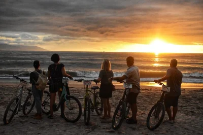Scopri i migliori tacos, i bar di mezcal nascosti e i luoghi iconici di puerto vallarta in un tour in bici al tramonto con degustazioni e guida locale.