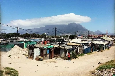 Explora la vida en los townships de cape town, las calles vibrantes de langa y el museo district six. incluye recogida en hotel, guía experto y una mirada cultural única.