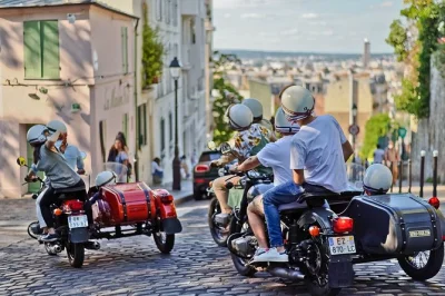 Explore paris em um sidecar vintage com guia local, passando por pontos icônicos como montmartre e torre eiffel. inclui busca no hotel e parada para champanhe.
