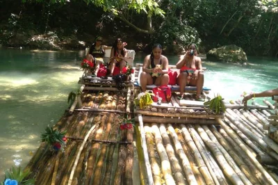 Descubre el white river en jamaica en una balsa privada con un guía local. incluye recogida junto al río, bebidas y tiempo para nadar o relajarte al sol. reserva directa.