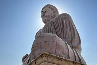 Découvrez le temple mahabodhi, la statue du grand bouddha et les monastères colorés de bodhgaya lors d’une excursion privée avec un guide local expert. prise en charge, wifi et eau en bouteille 