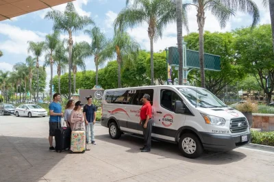 Von anaheim, buena park oder garden grove entspannt mit dem shared shuttle zum lax. hotelabholung, flexible zeiten und erfahrene fahrer für einen entspannten start.