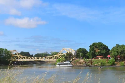 Scopri la california delta e i suoi vigneti con un tour audio autoguidato. visita cantine, esplora paesini sul fiume e ascolta storie locali. accesso illimitato all’app incluso.