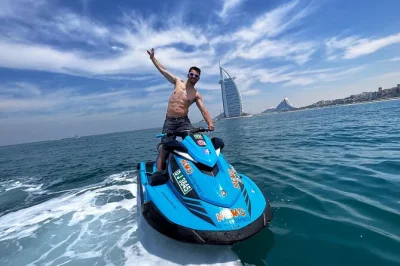 Mit dem jet ski zum burj al arab in dubai, begleitet von einem lokalen guide, inklusive fotos und einem herzhaften englischen frühstück mit marina-blick. umkleiden, duschen und wlan inklusive.