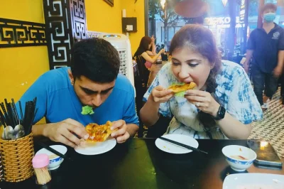 Entdecke hoi ans street food mit einem lokalen guide – von wasserfarn-kuchen bis cao lầu nudeln. inklusive abendessen, wasserflasche und flexiblen abholzeiten.