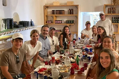 Découvrez santorin en goûtant huiles d’olive bio et miel grec dans les canavas volcaniques de fira, avec un guide local. snacks, raki et ambiance intimiste inclus.