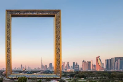 Discover dubai’s modern marvels, from palm jumeirah to burj khalifa, with a local guide. includes buffet lunch, bottled water, and optional dubai mall drop-off.
