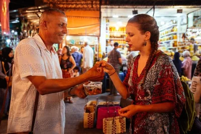 Erlebe marrakeschs lebendige abendstimmung bei einer privaten stadtführung. entdecke jemaa el-fna, die souks und die koutoubia-moschee mit einem lokalen guide. inklusive kaffee oder tee.