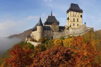 Descubre el castillo de karlstejn en una excursión privada de medio día desde praga. incluye recogida en hotel, entradas y guía local. explora la historia del castillo y el pueblo cercano.