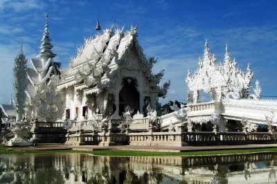 Viaja desde chiang mai a chiang rai para descubrir el templo blanco, el templo azul, el triángulo dorado y una aldea karen long neck. incluye almuerzo, paseo en barco y recogida.