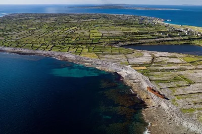 Vola da dublino a inis mór con treno e volo panoramico, visita dún aonghasa, le sette chiese e gusta un pranzo tipico a kilronan con guida locale inclusa.