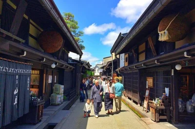 Partez à la découverte des marchés matinaux de takayama, dégustez du sake local et flânez dans les ruelles d’époque edo avec un guide expert. balade personnalisable et conseils avisés inclus.