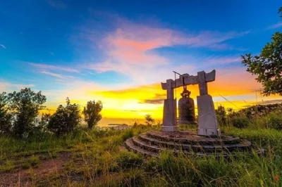 Hike bach ma national park from hue with a local guide. includes hotel pickup, coffee at the summit, picnic lunch by the lakes, and a visit to do quyen waterfall.