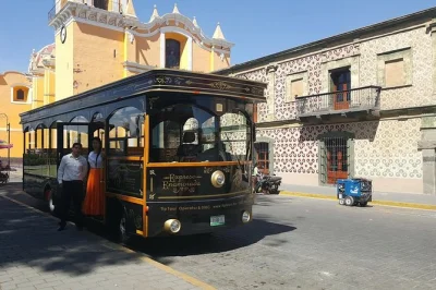 Salite a bordo di un tram panoramico a due piani da puebla fino alla piramide di cholula, esplorate templi barocchi e passeggiate nel vivace zócalo. guida locale e tempo libero inclusi.