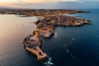 Explore syracusa, ortigia e noto em um tour privado saindo da sicília. inclui guia local, transporte com ar-condicionado e almoço siciliano personalizado.